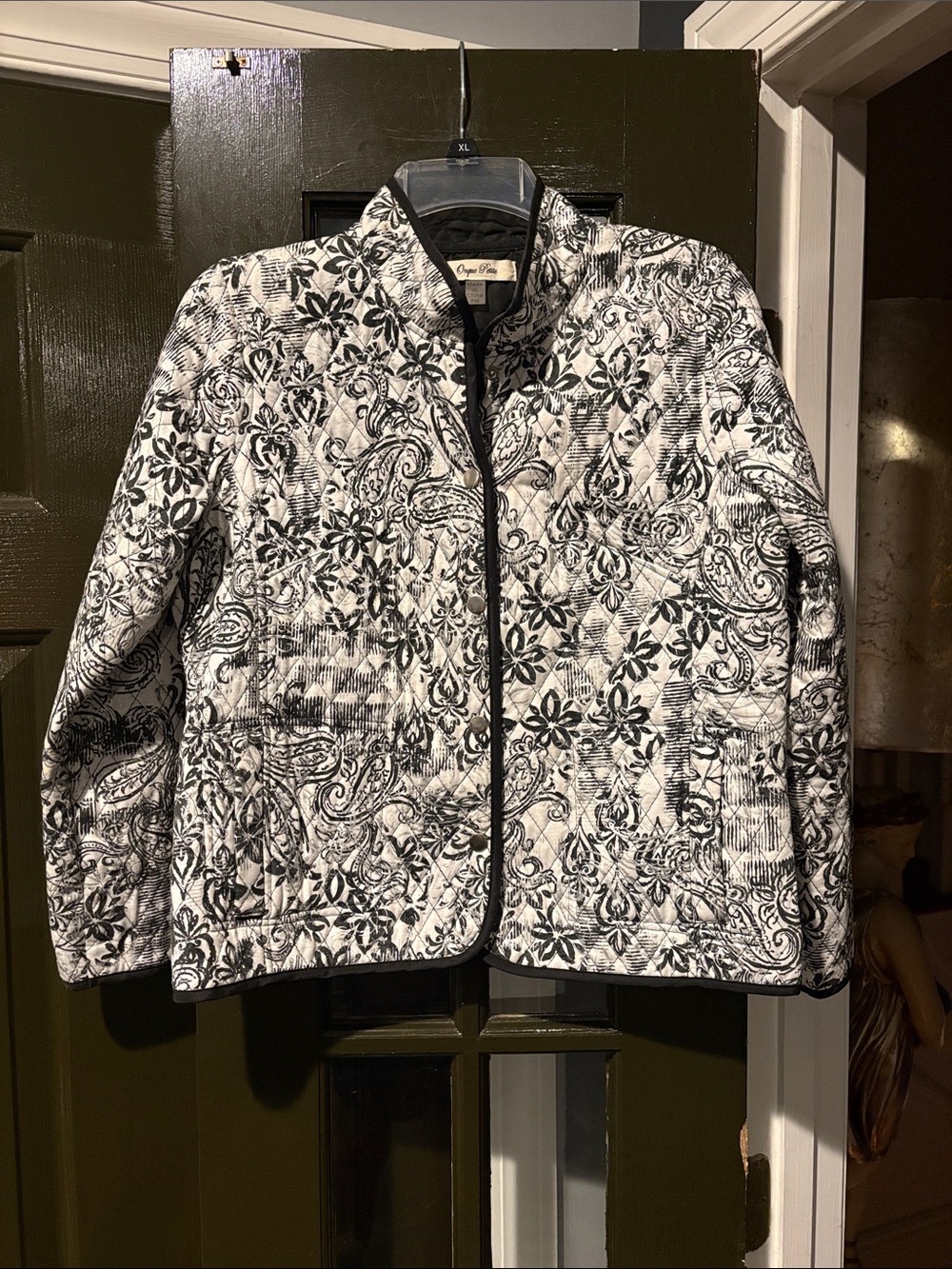 Onque Woman Black & White Floral Paisley Quilted Puffer Jacket